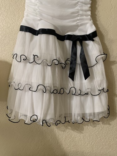 PHILLY MÄDCHEN SCHWARZ/WEISSES KLEID - ÄRMELLOS MIT GEKRATZTER JACKE - GRÖSSE 10 - Bild 6 von 9