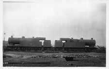 AK Zwei Dampflokomotiven Rücken an Rücken Eisenbahn unbespielt