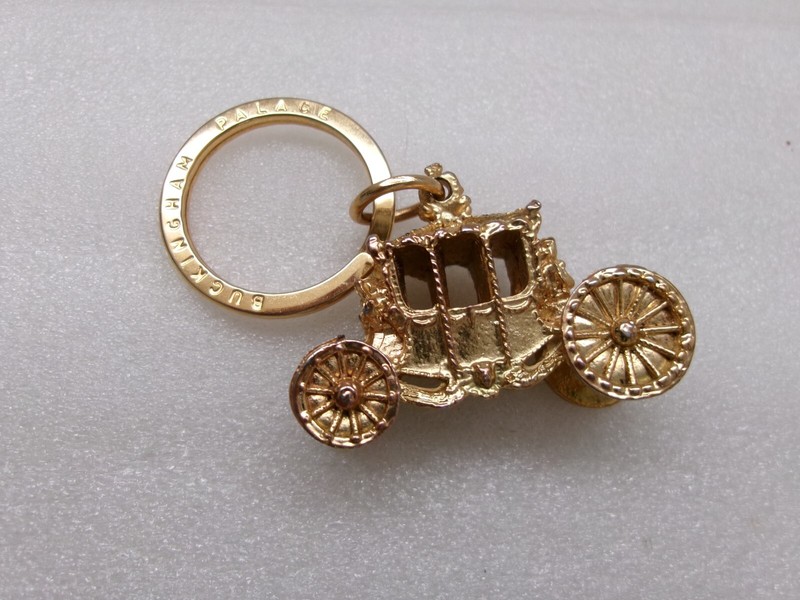 Buckingham Palace Carriage Keychain 3D Detailed Embossed Gold Tone Key Ring