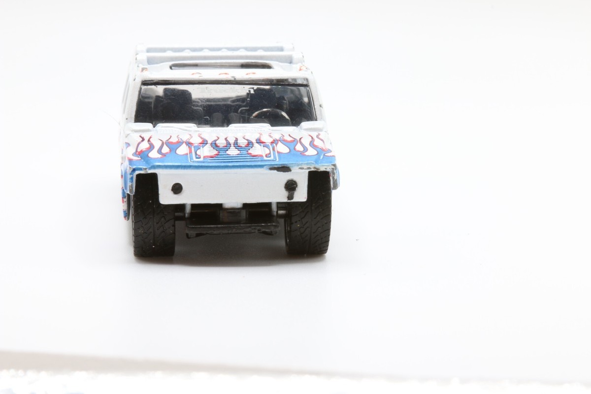 HUMMER ミニカー 日本の国旗デザイン 1 BADD RIDE SLAMMED HUMMER H2 SUV, WHITE W/ BLUE STARS/FLAMES