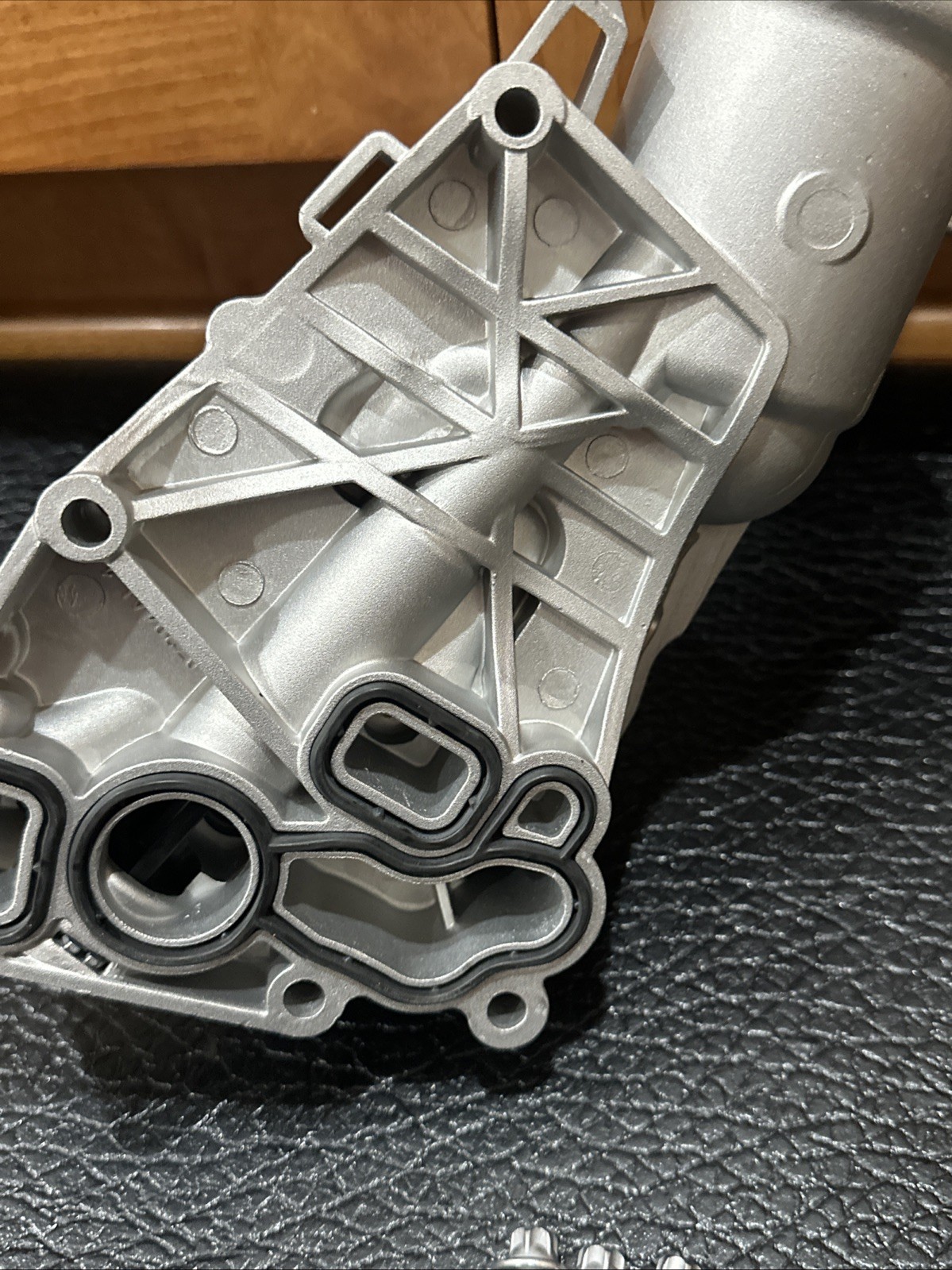 Aluminum Oil Cooler Filter Housing Assembly For 2014-19 Mini Cooper BMW i8 X1 X2