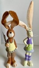 Lustiges Osterhasen-Pärchen sie mit Ei, er mit Schaufel gebraucht