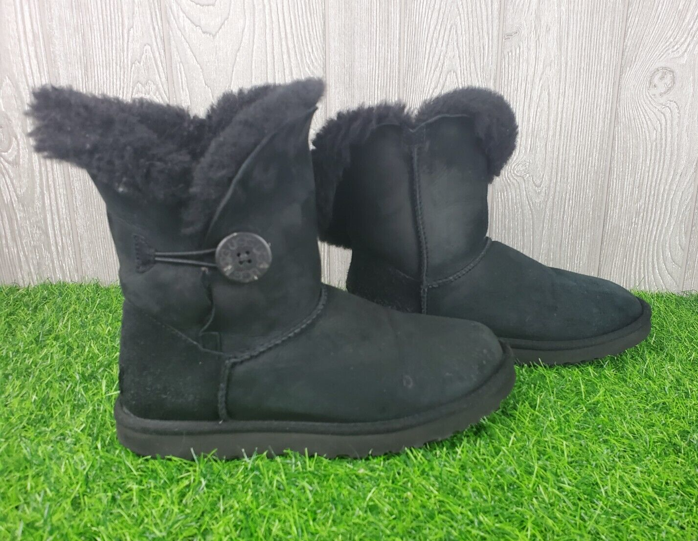 UGG Australia Bailey Button Black 