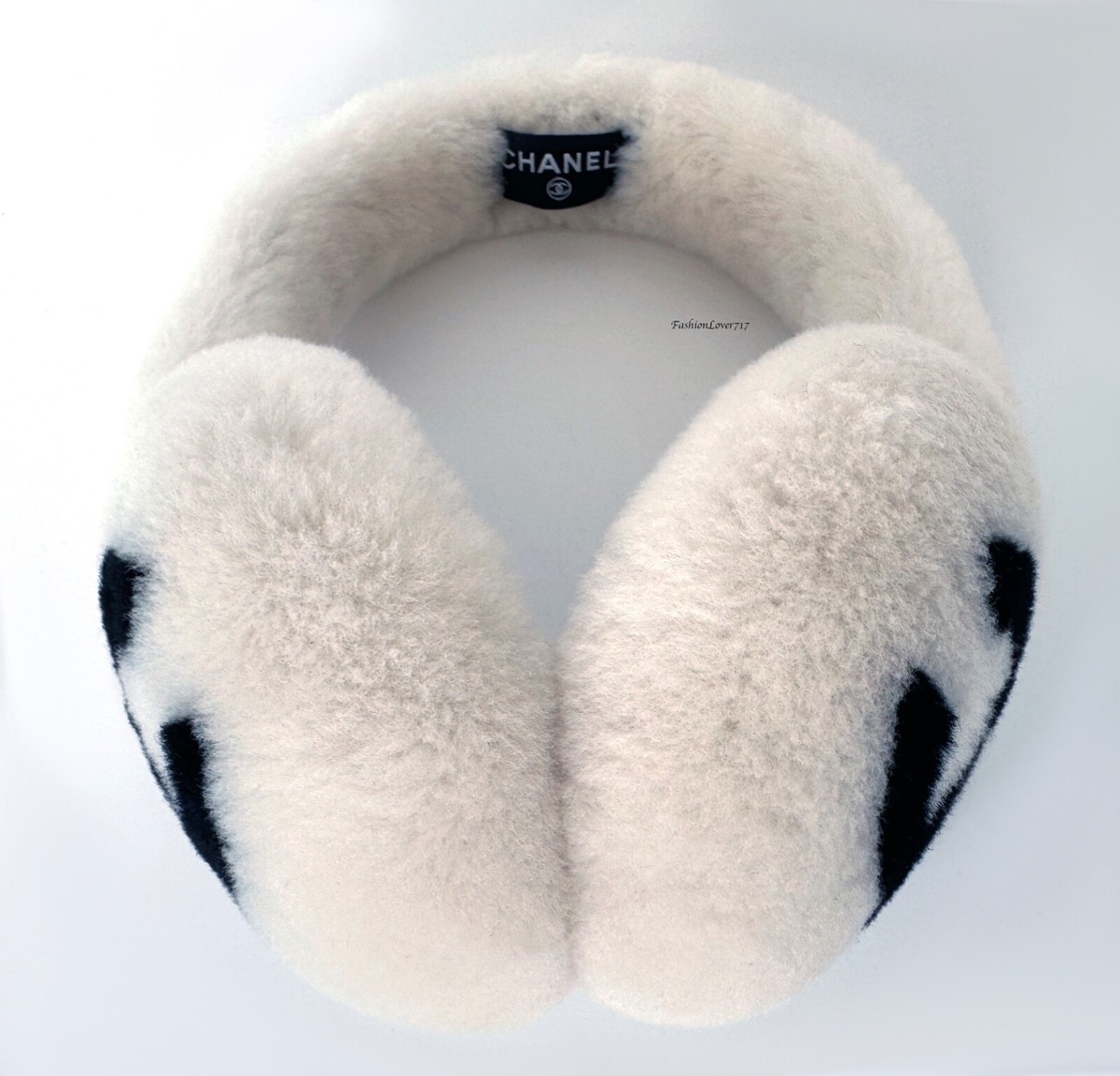 CHANEL イヤーマフ　ホワイト Amazon.com: Chanel, Pre-Loved White Lapin Logo Earmuffs
