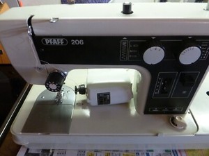 Nähmaschine Pfaff 206 - sehr gut erhalten, aber Motorhalter gebrochen