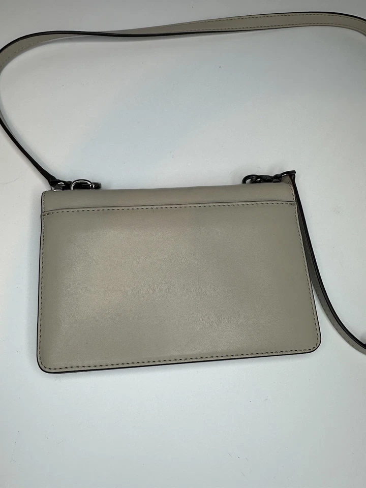 Bolso Bandolera/Cartera Michael Kors Cuero Tachonado - Hermoso Color Neutro  Foto 4 de 4