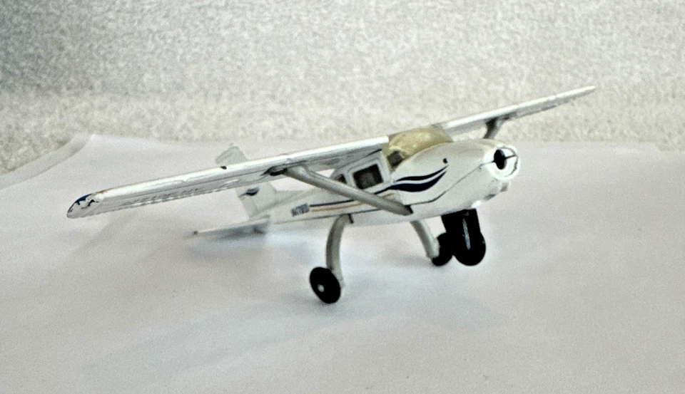 Runway 24 Diecast Collectible Cessna 172 Daron Collectibles Blue / White - Image 4 of 4
