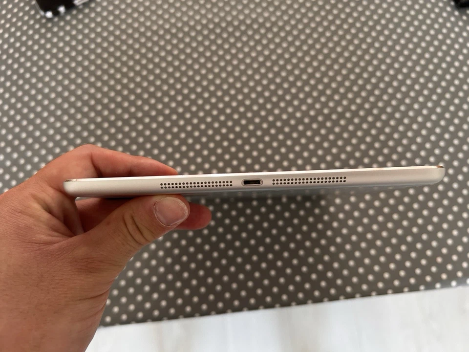 Apple iPad Air 1st Gen 16GB Wi-Fi Silver 9.7" A1474 Tablet - Image 3 of 4