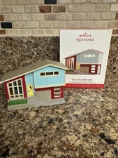 Hallmark Nostalgic Houses and Shops - #33 SPLIT-LEVEL DREAM HOME - 2016 NIB