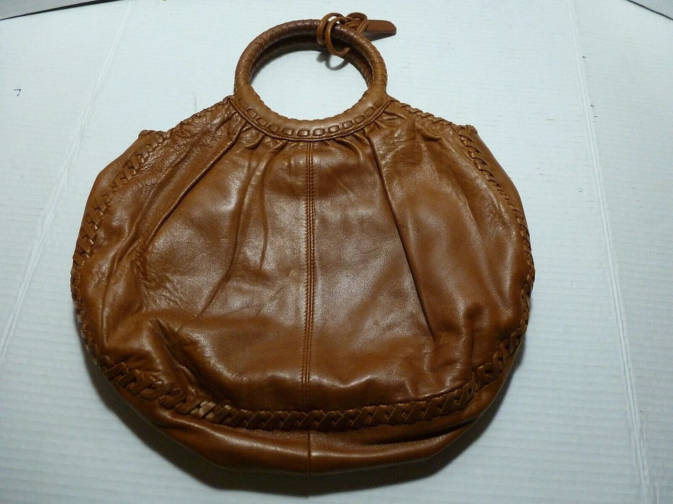 Bolsa de mão vintage Isabella couro macio marrom hobo enfeitada coco puff frisada - Imagem 2 de 4