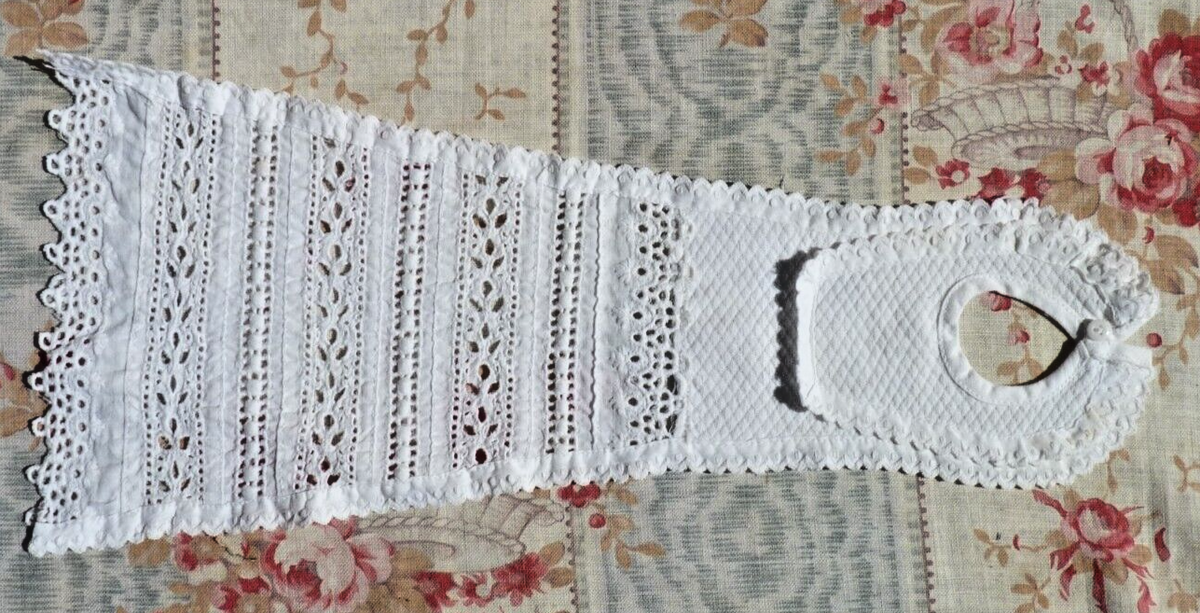 Tablier antique en coton blanc pour biscuit ou poupée précoce