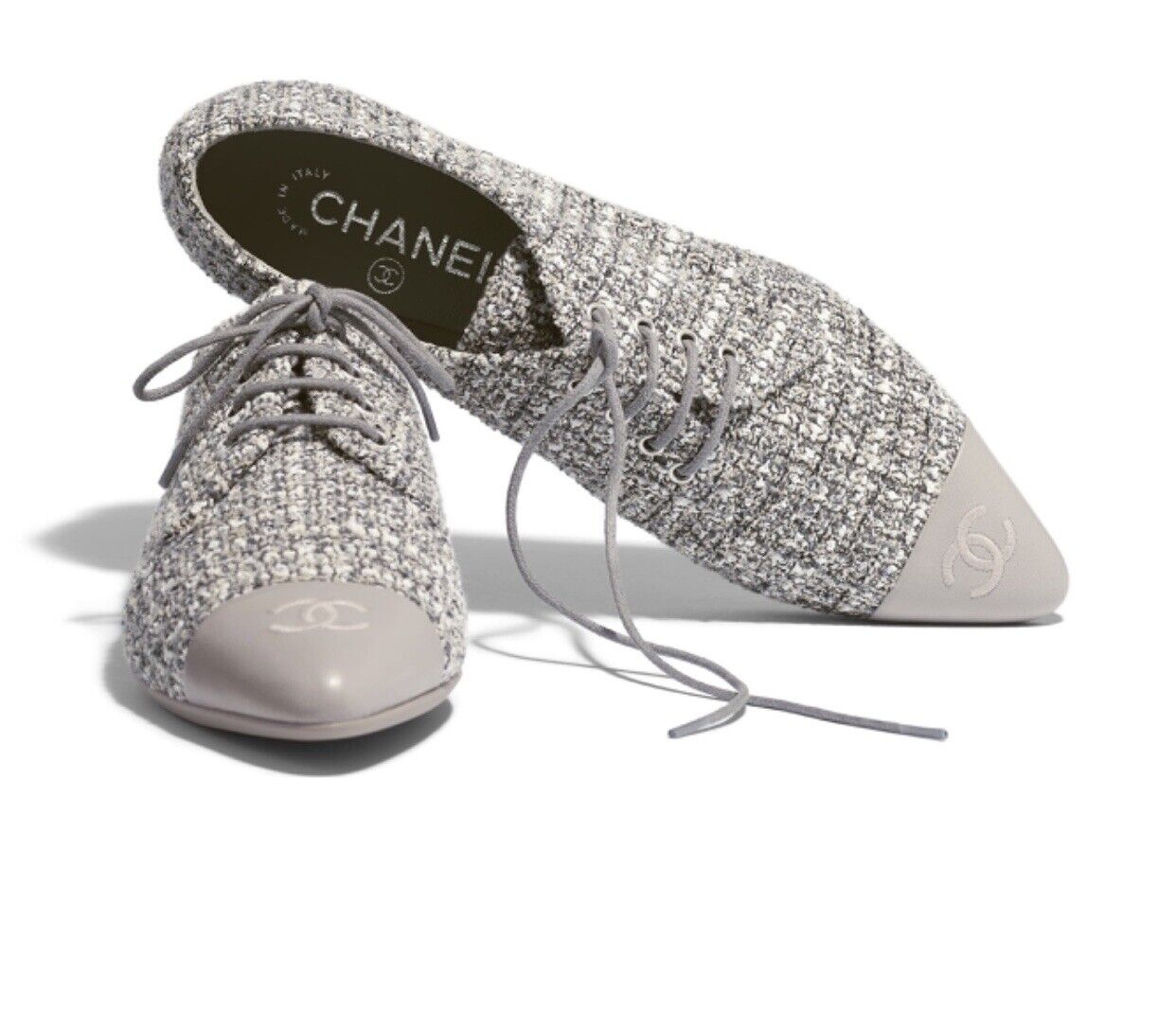 CHANELChanel Back Leather CC Logo Calfskin Sneakers G34085