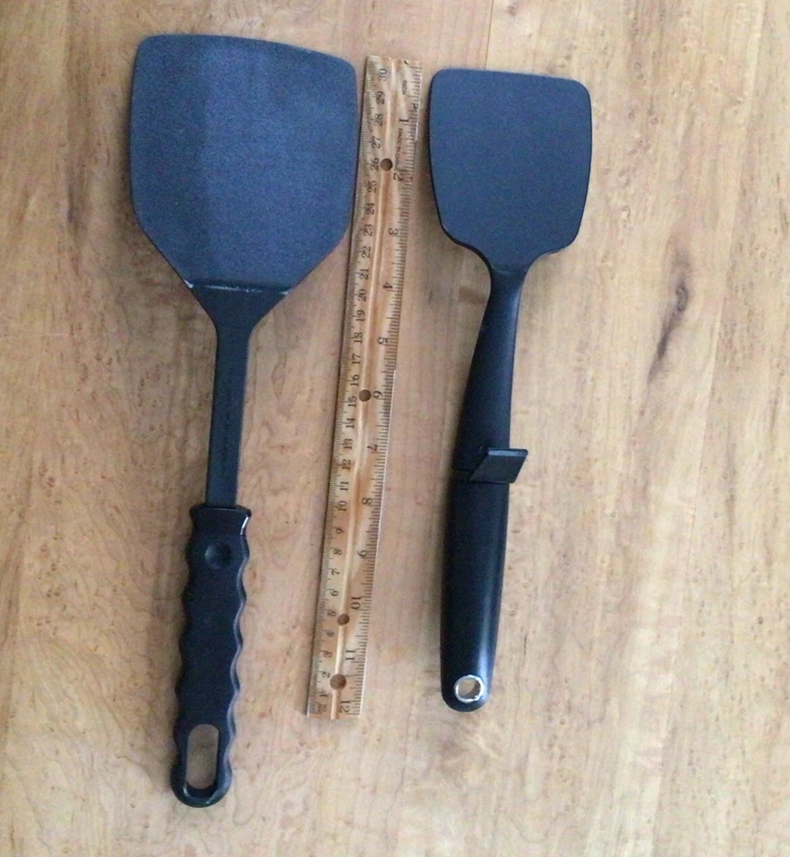 Farberware Espátula Sólida Grande y Pequeña Turner Flipper Negro Nylon Plástico Usado en Excelente Condición Foto 2 de 4