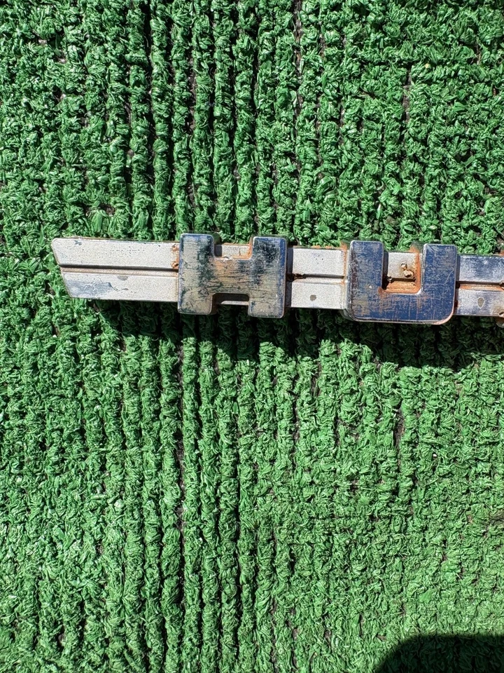 1941 Hudson hood side emblem 41 Deluxe Sedan Traveler Sedan Foto 2 de 4