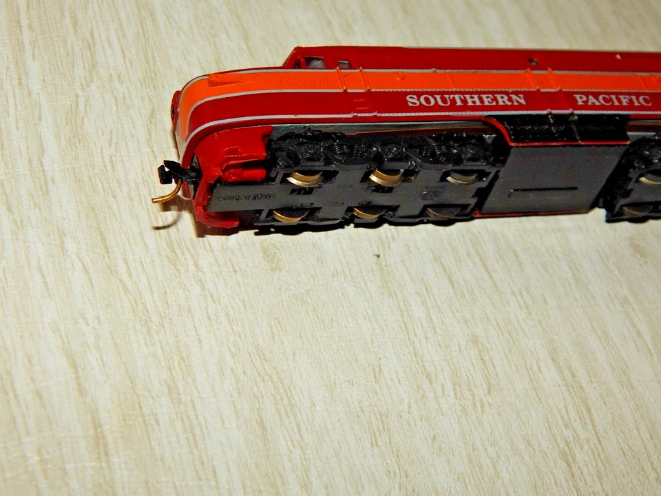 Con-Cor N-scale Southern Pacific #6005 Daylight ALCO/PA-1 Locomotive DCC Ready - Image 3 of 4
