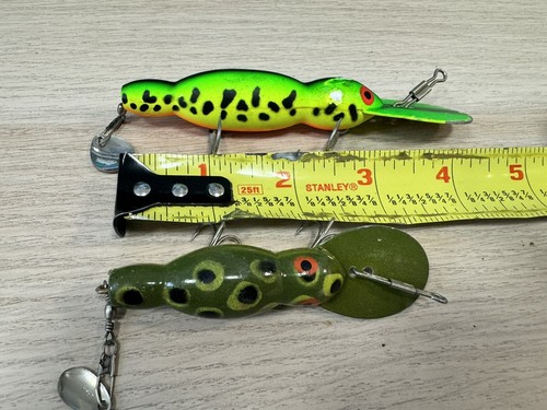 2 Vintage Bomber Waterdog Lures - Picture 4 of 13