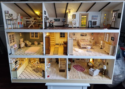 Großes Puppenhaus, 3 Etagen, 9 Zimmer, möbliert, beleuchtet, Holz, modern, 1:12 - Bild 1 von 4