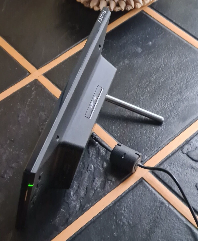 Sony S-Frame DPF-E72N Digital Photo Frame with Stand - No Remote - Image 3 of 4