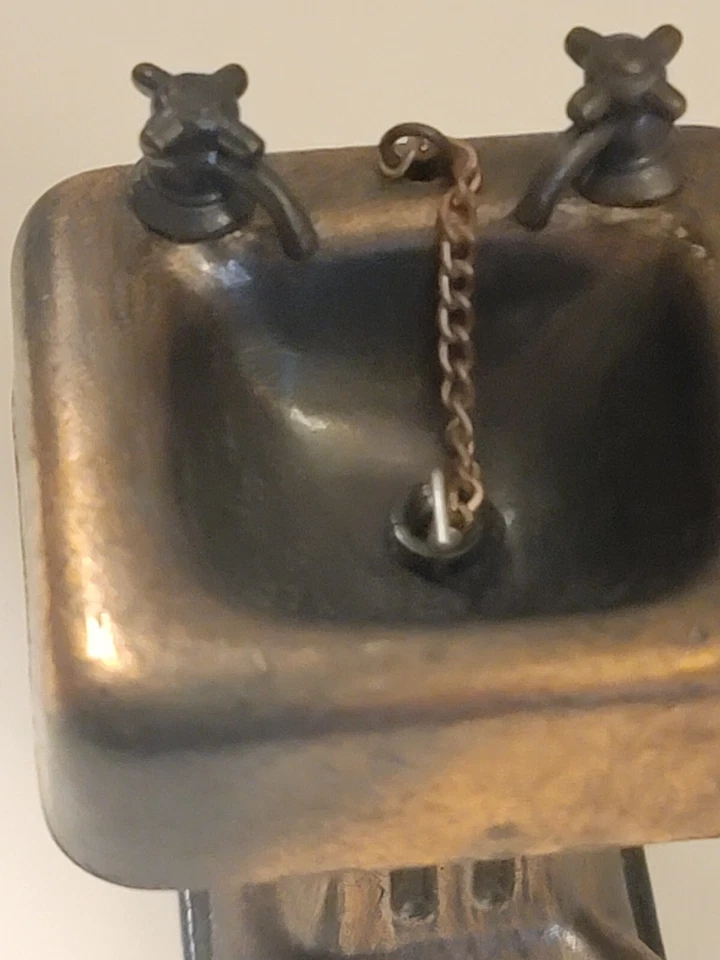 Винтажная раковина для ванной кукольного домика Durham с пробкой 2,5 дюйма T X 2 дюйма W - Изображение 2 из 3