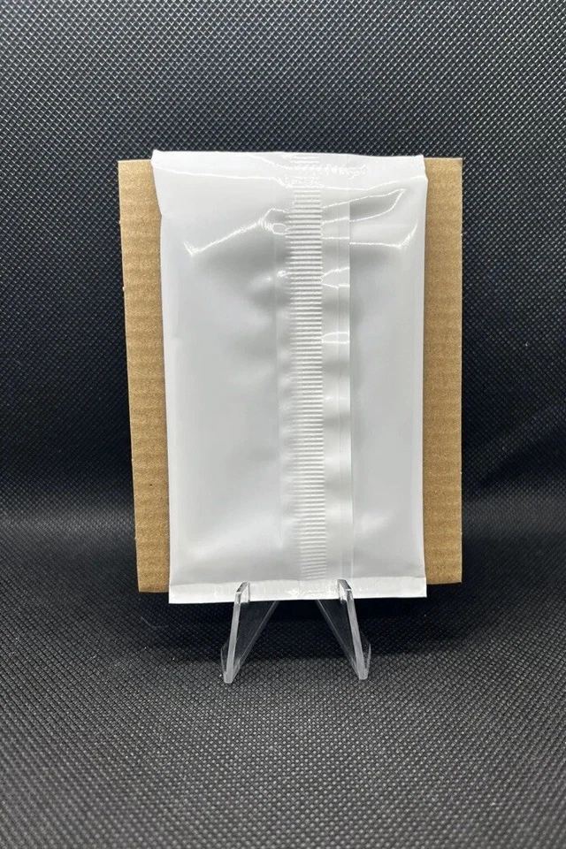 2023 Panini Select UFC Cracked Ice Pack /8 NEW IN HAND - Image 2 of 3