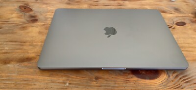 MacBook Pro 2019 13インチ”TouchBar MacBook Pro 13-inch with Touch Bar (2019) - Full Review and