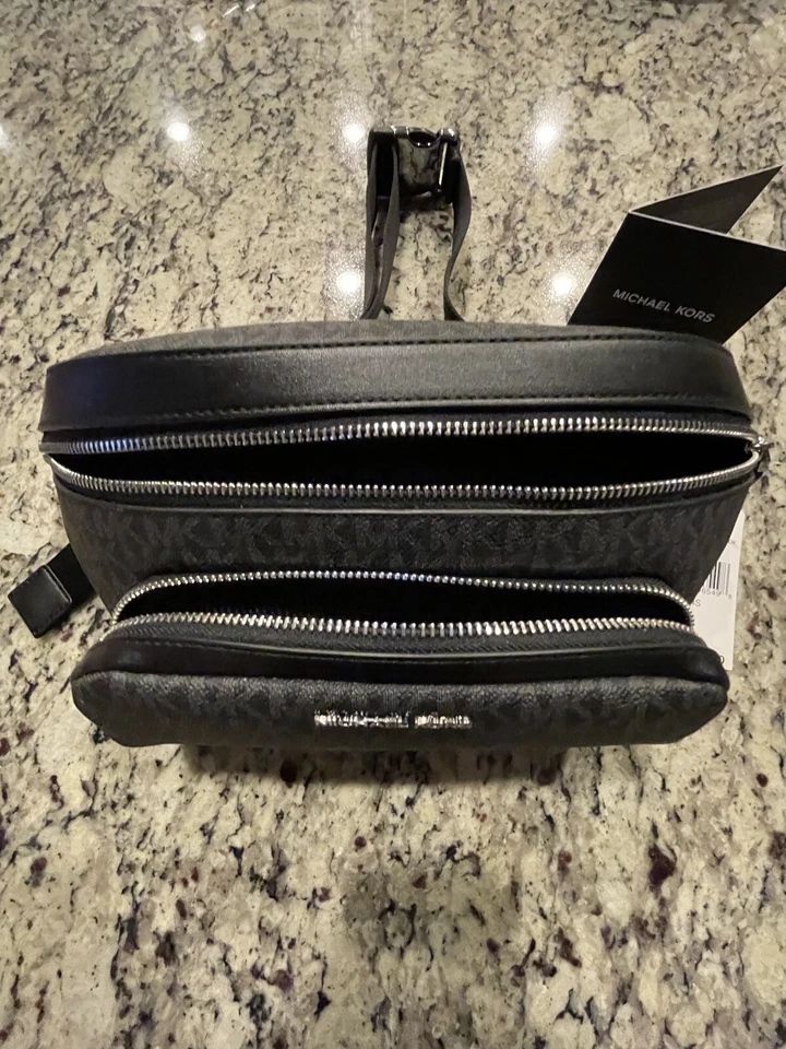 Bolso Cinturón Michael Kors Cooper Negro, Marrón, Blanco MK Signature PVC, Riñonera Foto 3 de 4