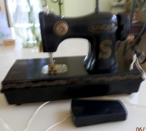Vintage Singer Toy Child's Plastic Sewing Machine Battery Operated