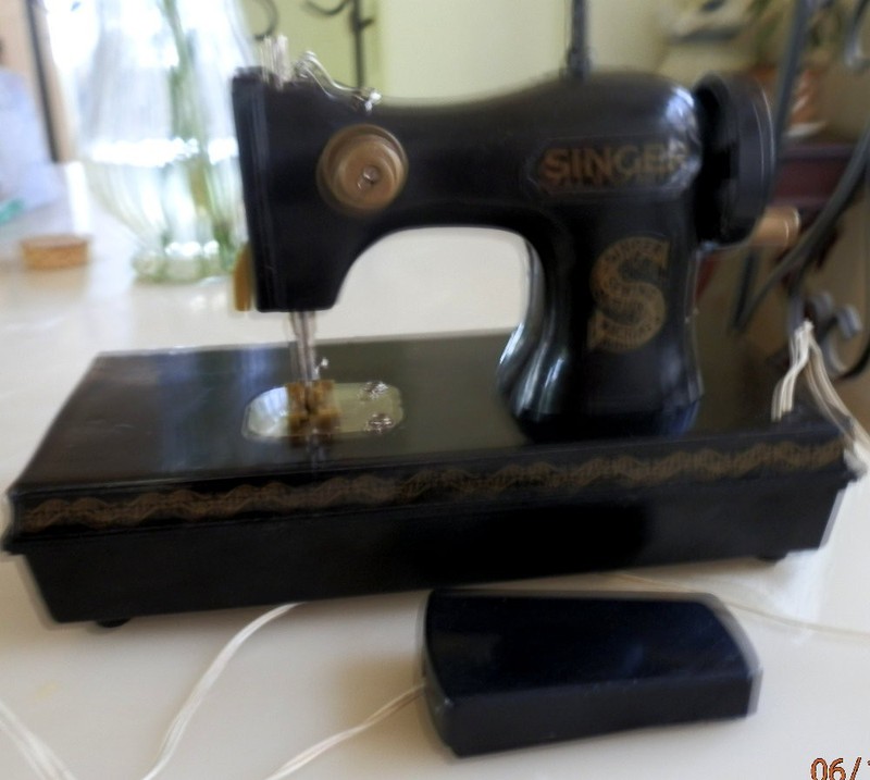 Vintage Singer Toy Child's Plastic Sewing Machine Battery Operated