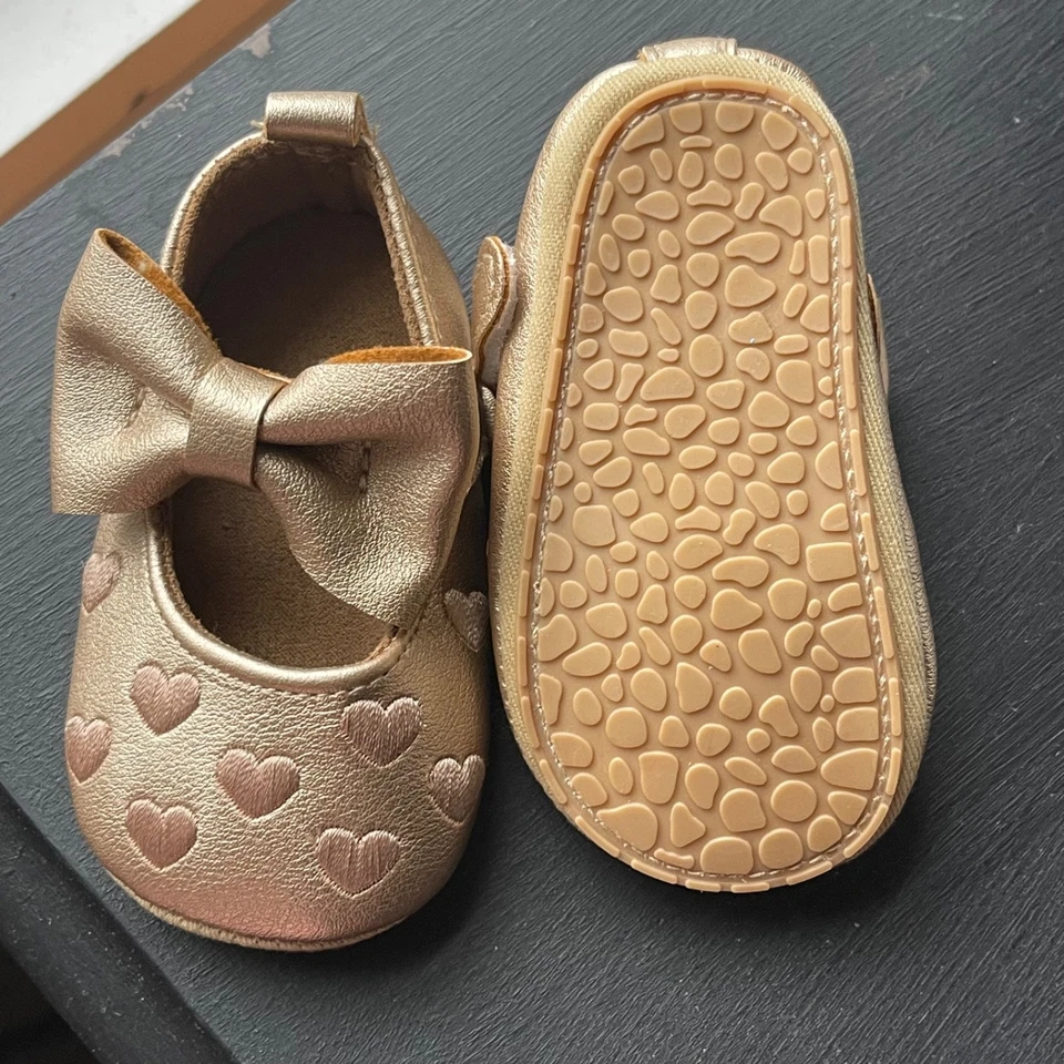 Zapatos de cuna con lazo dorado para bebé niña con diseño de corazón | Talla 0-3 meses | Suela suave Pr Foto 2 de 3