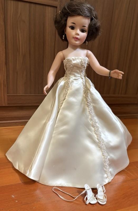 1961 Madame Alexander Jacqueline Jackie Kennedy 21" INAUGURAL BALL Gown Doll