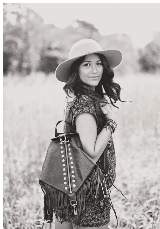 Mochila Rebecca Minkoff Julian de cuero negro, flecos y tachuelas doradas usada en excelente estado Foto 2 de 4