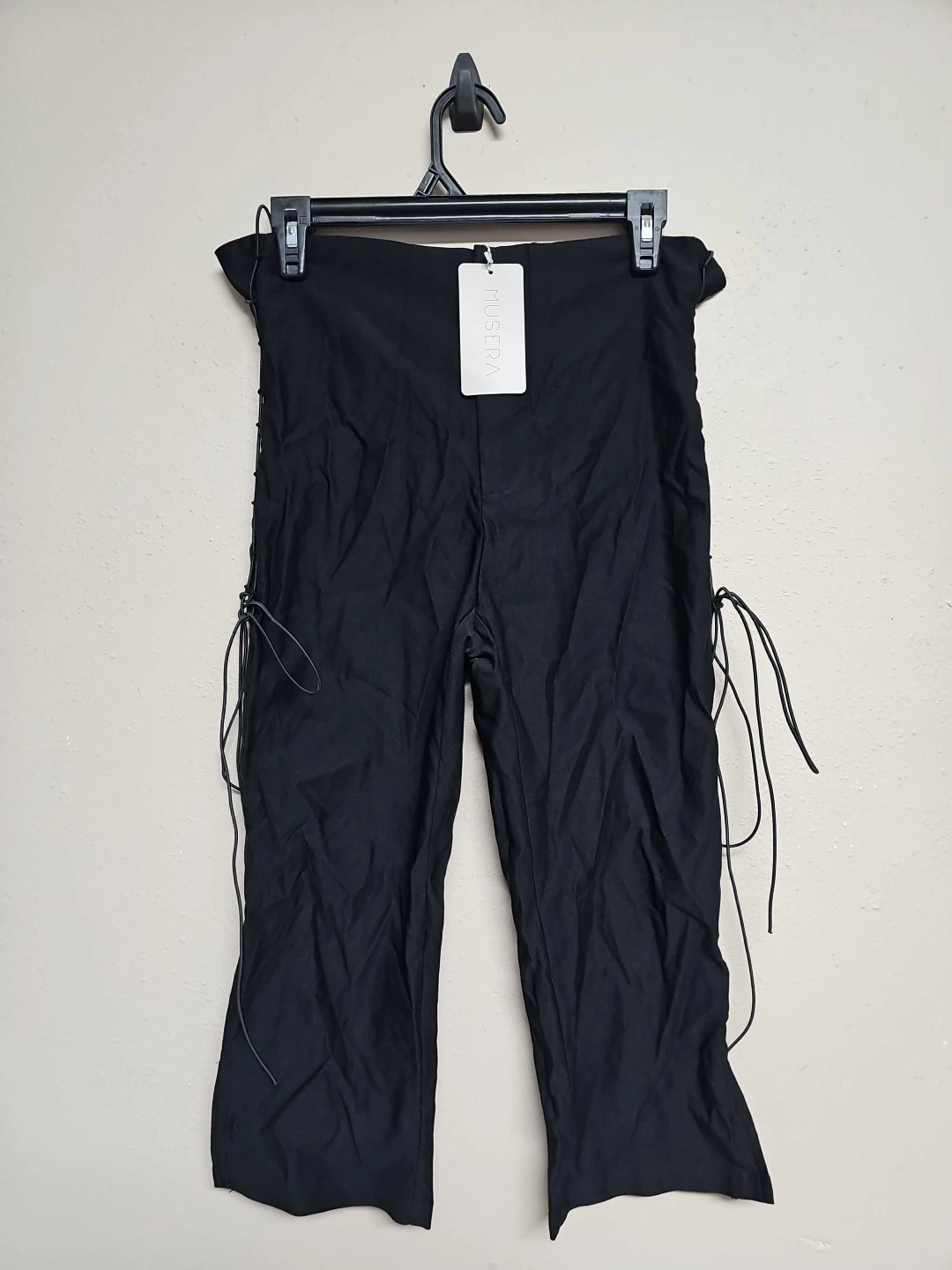 NWT MUSERA Women's Pull On Capri Pants Mid Rise Black Color Stretch.Size L