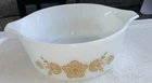 Vintage Pyrex Gold on White 1 1/2 Pint Butterfly 472 Round Casserole Baker Dish