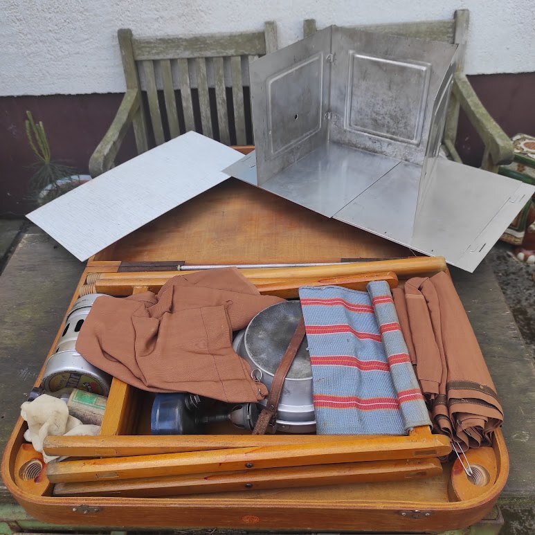 Mesa De Camping De Madera DDR Fritz Pilz Con Contenido - Vintage De 1960/70