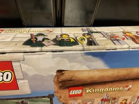 LEGO 853373 KINGDOMS ~ CHESS SET ~ NEW IN SEALED BOX  Retired  28 MINIFIGURES