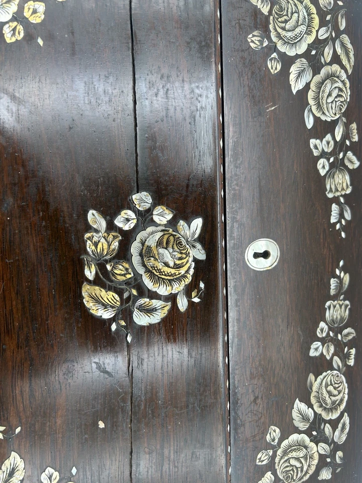 Escritorio de viaje antiguo de madera con incrustaciones de nácar diseño floral - años 1800 Foto 4 de 4