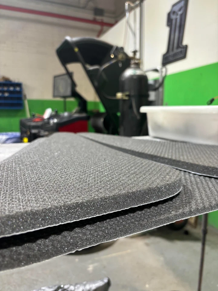 Juego de almohadillas aislantes capó BMW 318i: 1984-1985, 1991-1992 convertible - genuino Foto 2 de 4