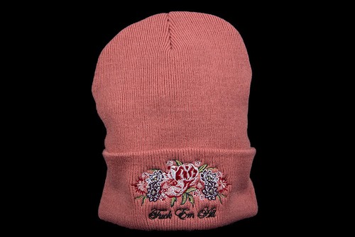 SUPREME CENTERPIECE BEANIE DUSTY PINK 
