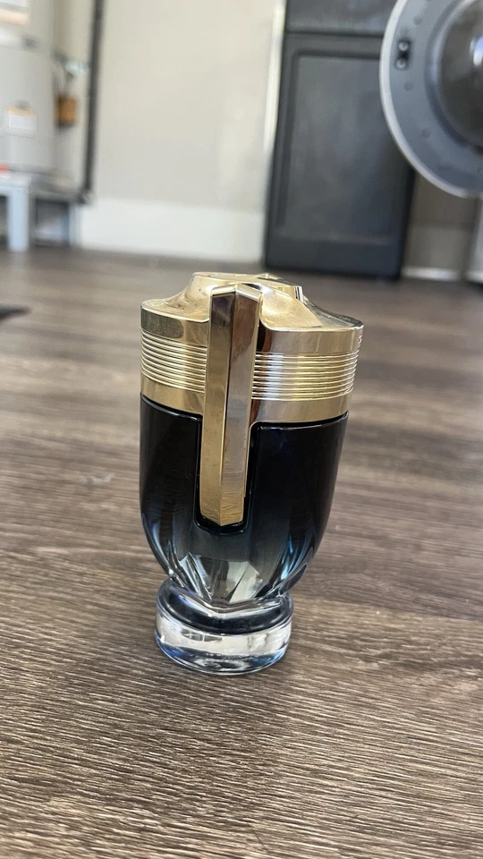 Paco Rabanne Hombre Invictus Eau De Parfum 3.4 Fl Oz Spray Foto 3 de 4