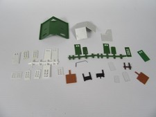 E338 Konvolut Teile für Häuser HO 1/87 Türen Fenster Dächer Dekor Zug