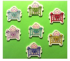 LOT 7 BOUTONS BOIS : bébé dans son parc  30*30mm