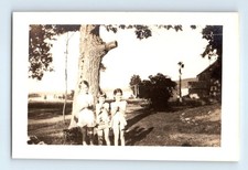 Antigua foto vintage TRÍO CHICAS SONRIENTES FUERA CASA POR ÁRBOL INSTANTÁNEA ANTIGUA