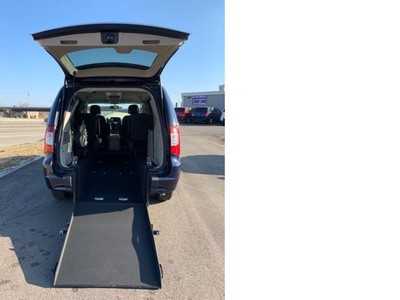 2015 Chrysler Town & Country handicap wheelchair accessible van 2015 Blue handicap wheelchair accessible van!