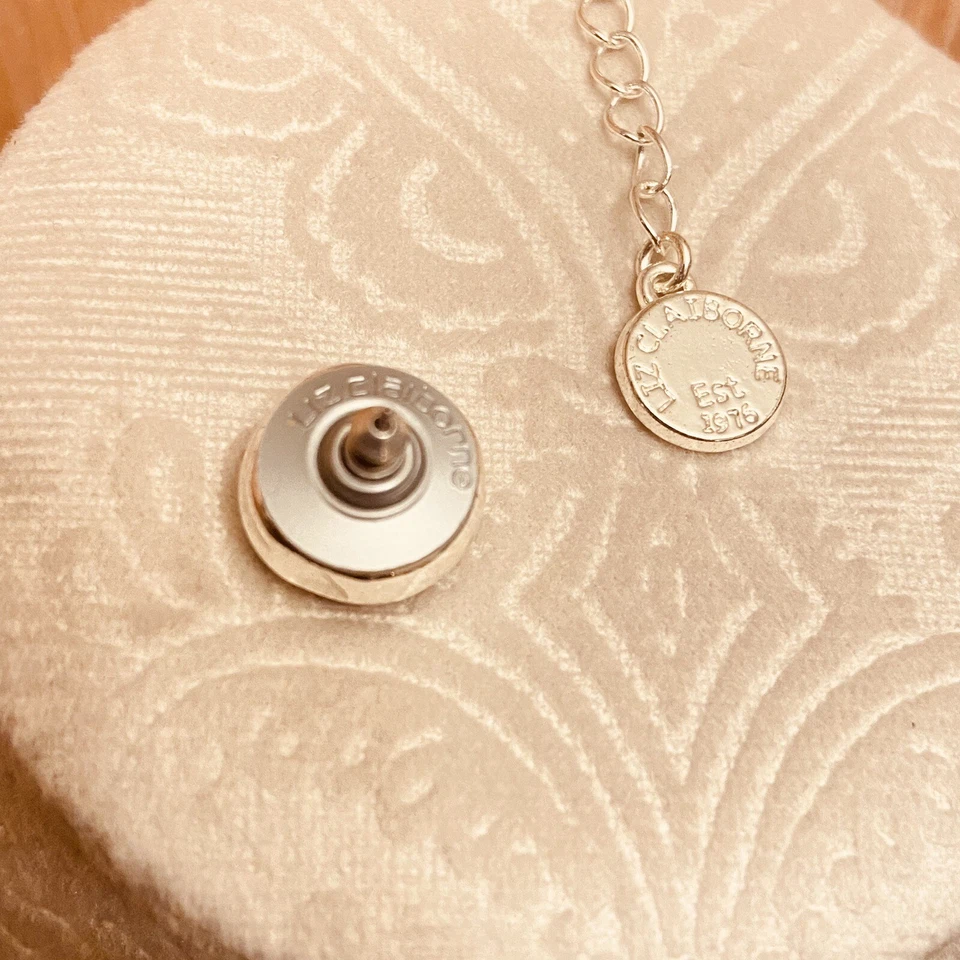 Juego de collar y pendientes de botón Liz Claiborne en plata, azul y crema. Foto 3 de 4