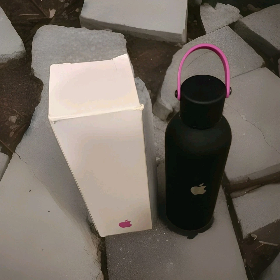 Apple Hydro Flask Red 17oz  Limited Employee Edition | Rare Collectible Gift  - Image 3 of 4