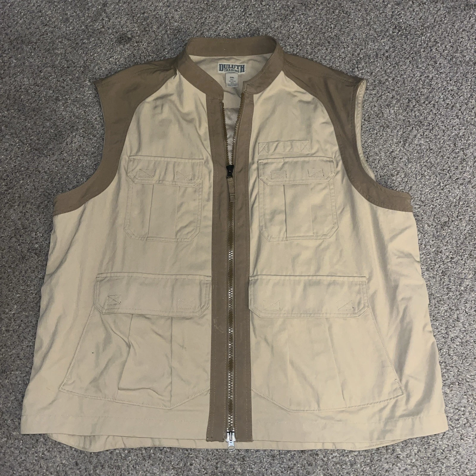 Duluth Trading Co Vest Mens 2XL Tan Cargo Pockets Fishing Hiking Safari Outdoor