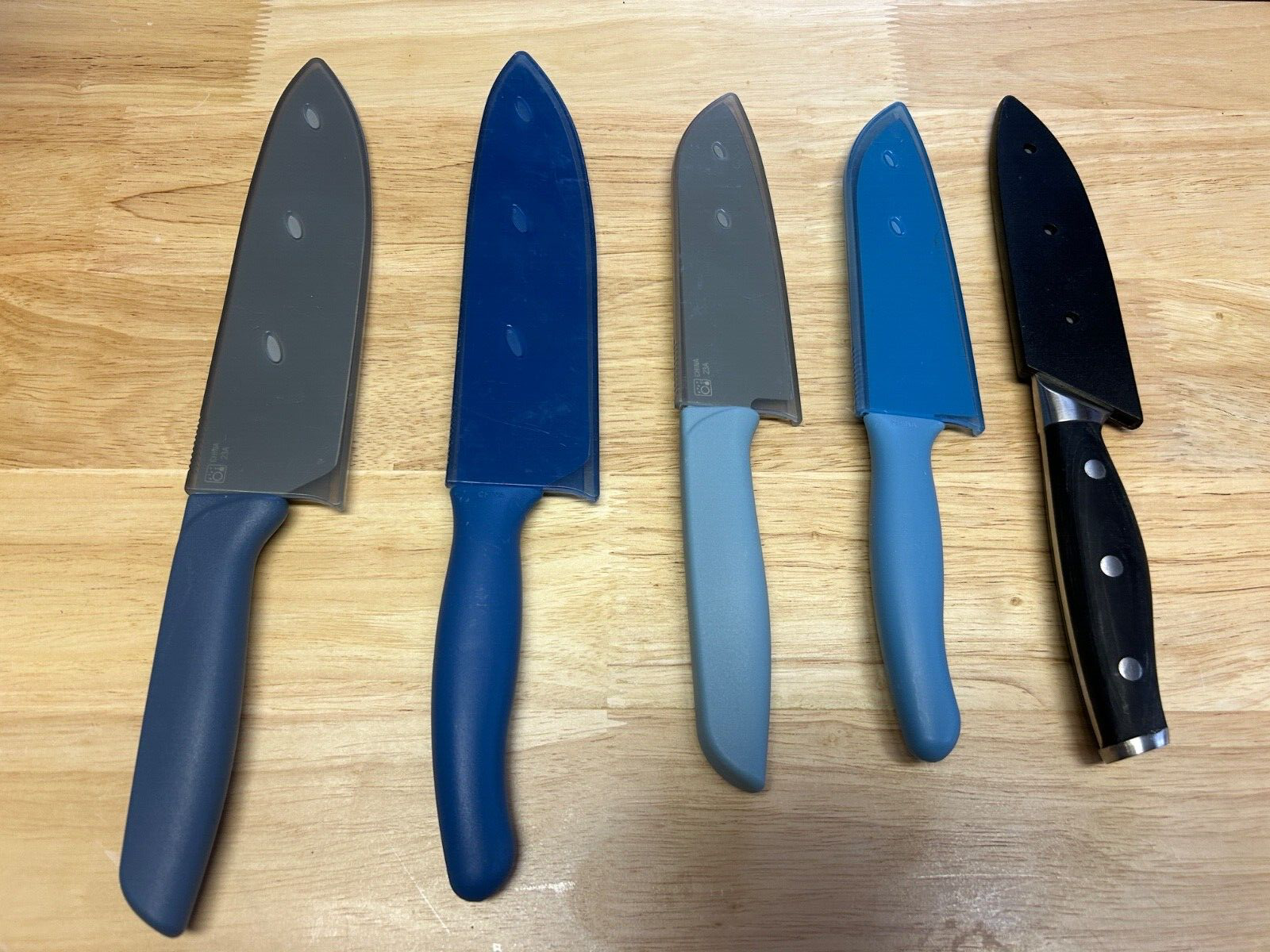MIXED LOT OF 5 PAMPERED CHEF KNIVES WITH GUARDS