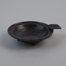 Zinn Aschenbecher mit Wappen Vintage ca. 112 g 8,5 cm breit
