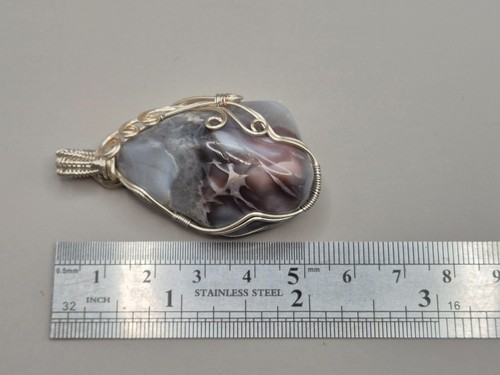 Colgante envuelto en alambre de ágata rosa hecho a mano - Imagen 6 de 8