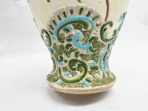 ANTIQUE LARGE JAPANESE SATSUMA VASE FLORCAL DECOR WITH PAINTED BIRD VASE - Picture 10 of 16